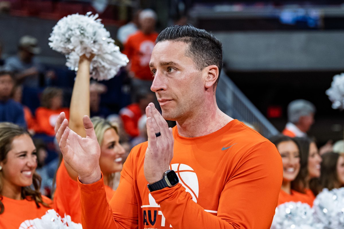 _JHokanson's tweet photo. Sources tell @AuburnOn3 that HC Steven Pearl is looking to hire a dedicated General Manager before the April 7 transfer portal window opens. 

With NIL and revenue-sharing reshaping the sport, Auburn aims to add a true front-office presence.

🔗 https://t.co/UbrIkof8Kh https://t.co/sd99Ck92YS