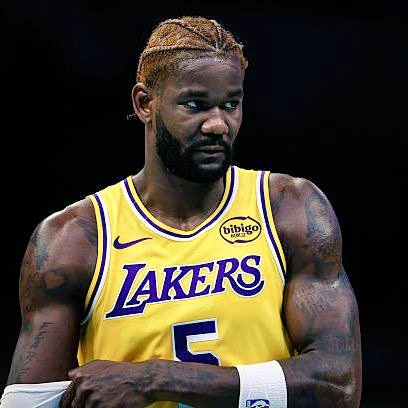 NBAdoPovo's tweet photo. Segundo uma matéria da ESPN, a equipe técnica do Los Angeles Lakers envolve a garrafa de água de Deandre Ayton com fita atlética e escreve:

“Suco da Fera do DA — Beba isso para liberar a fera”

Com caneta preta antes dos jogos para de alguma forma deixar ele mais motivado https://t.co/ZnJks2YpWR