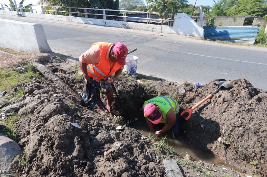 CentroInforma's tweet photo. 🚧🦺���Personal del SAS atiende una fuga de agua ocasionada por un camión que, al realizar maniobras, golpeó y fracturó la tubería localizada en la cuneta del cabezal del puente vehicular sobre Periférico Carlos Pellicer Cámara, esquina Samarkanda, Sector Los Sauces, en la Col. José María Pino Suárez.
#HonestidadYResultados