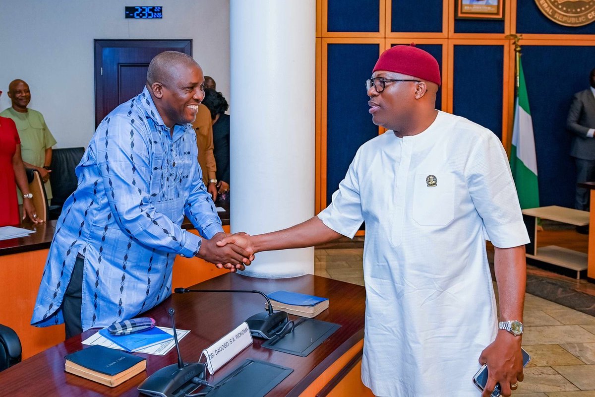 Tony_Ogbuagu's tweet photo. “You work directly under me as my aides , if you begin to hold meetings or involve yourself in nocturnal political activities, i will sack you”

Gov. Sim Fubara warns as he swears in the new Chief of Staff and Secretary to the State Government. https://t.co/OLu05InN3r