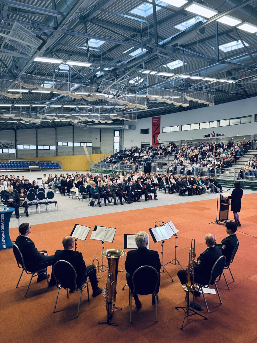 FHPolizeiLSA's tweet photo. Staatssekretär Klaus Zimmermann hat zusammen mit unserer Kanzlerin Frau Annika Seehase 121 Polizeianwärterinnen und ‑anwärter ernannt. Herzlichen Glückwunsch. 🥳

#polizei #ernennung https://t.co/9nNPv0qyGS