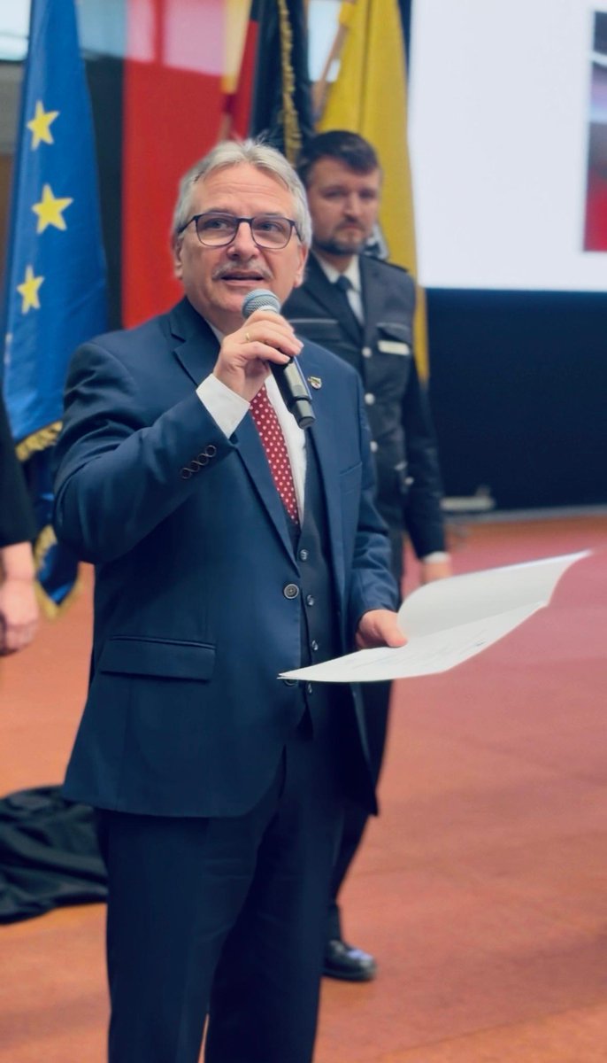 FHPolizeiLSA's tweet photo. Staatssekretär Klaus Zimmermann hat zusammen mit unserer Kanzlerin Frau Annika Seehase 121 Polizeianwärterinnen und ‑anwärter ernannt. Herzlichen Glückwunsch. 🥳

#polizei #ernennung https://t.co/9nNPv0qyGS