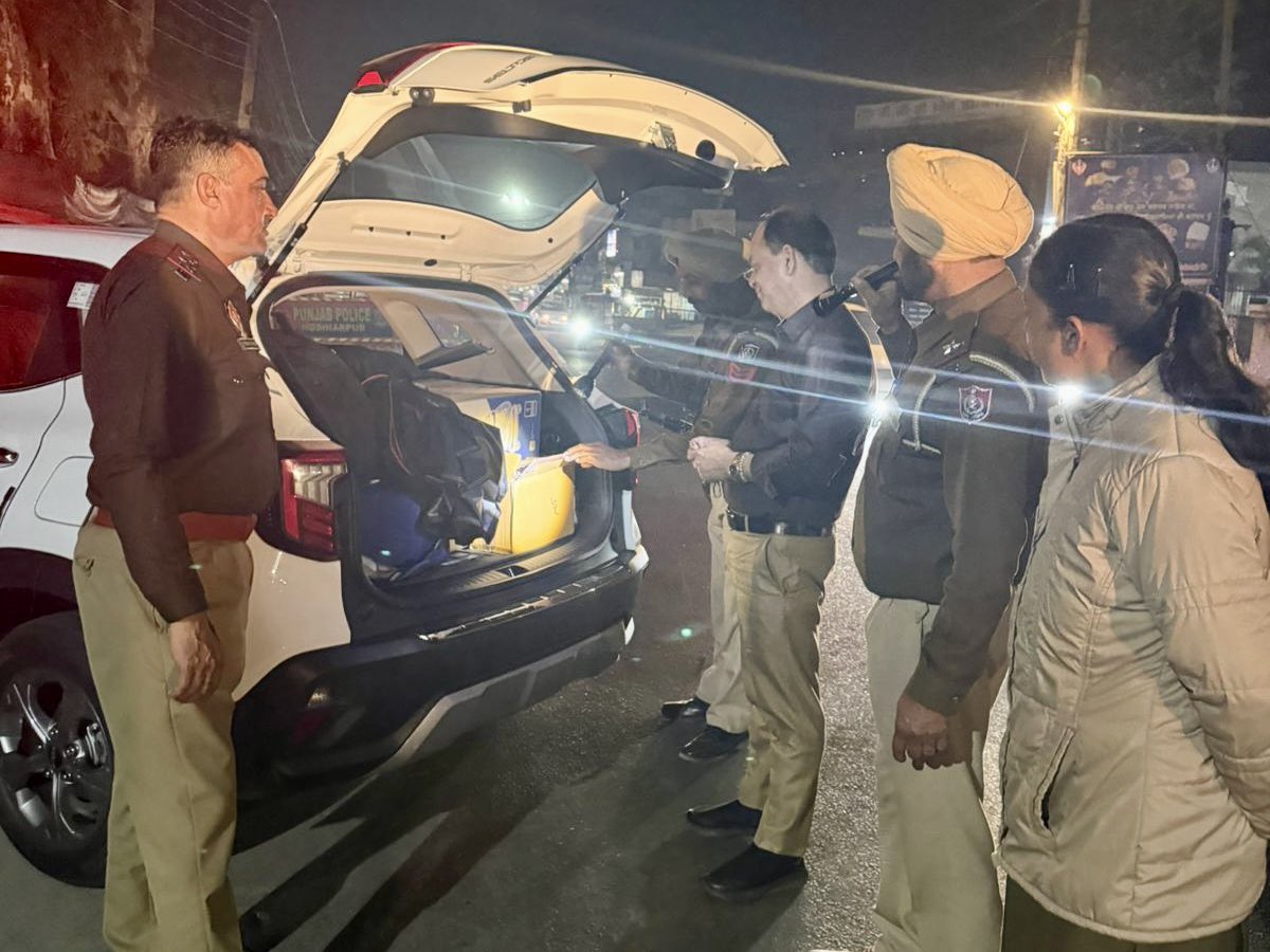 PP_Hoshiarpur's tweet photo. Under the supervision of senior officers, Hoshiarpur Police is conducting special naka-bandi with thorough vehicle checking to keep a strict watch on suspicious activities and ensure strong law &amp; order.

#PoliceOnAlert #NakaBandi #PublicSafety #LawAndOrder https://t.co/Ov8pgDS3ky