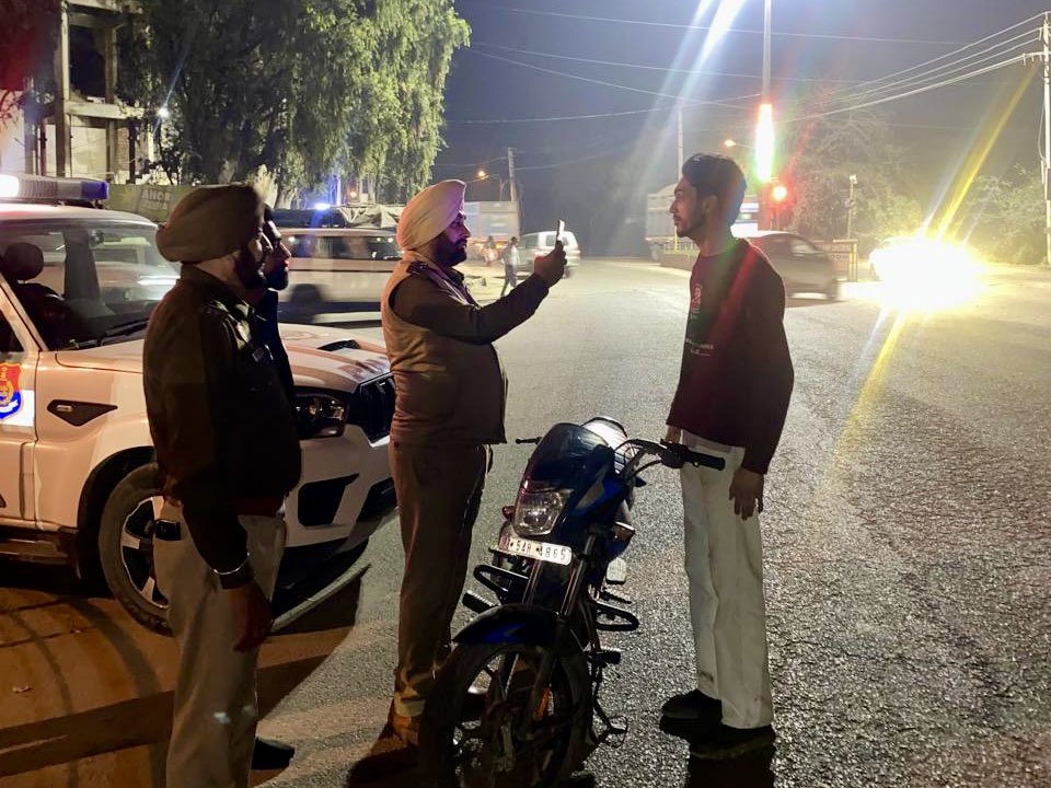 PP_Hoshiarpur's tweet photo. Under the supervision of senior officers, Hoshiarpur Police is conducting special naka-bandi with thorough vehicle checking to keep a strict watch on suspicious activities and ensure strong law &amp; order.

#PoliceOnAlert #NakaBandi #PublicSafety #LawAndOrder https://t.co/Ov8pgDS3ky