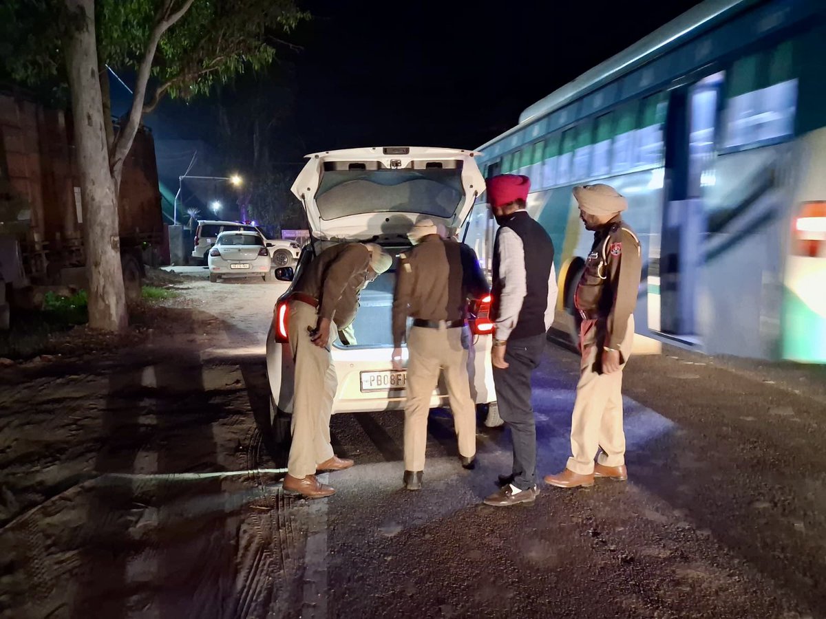 PP_Hoshiarpur's tweet photo. Under the supervision of senior officers, Hoshiarpur Police is conducting special naka-bandi with thorough vehicle checking to keep a strict watch on suspicious activities and ensure strong law &amp; order.

#PoliceOnAlert #NakaBandi #PublicSafety #LawAndOrder https://t.co/Ov8pgDS3ky