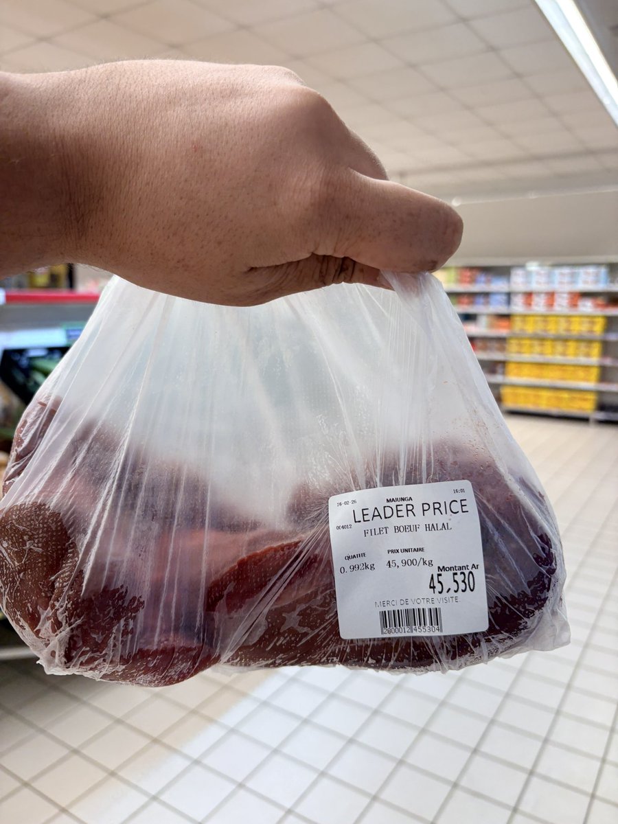 📍Madagaskar Mahajanga 

Dünyanın en fakir ülkelerinden biri;

Bonfile etin kilosu Türk parasıyla 459 TL. 

Türkiyede ise bu fiyat 2000-2500 TL. 

Fıkra bu kadar.