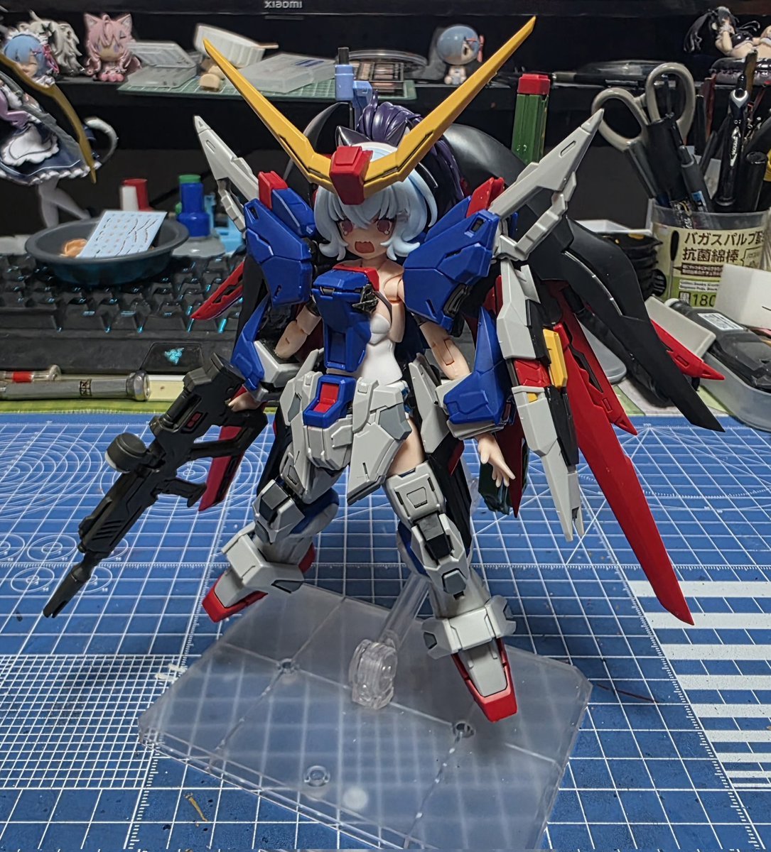 kunya121's tweet photo. スノートゥディスティニー形になりました！
今回の作品は #まめチャンネル さんの動画を参考にさせていただき形にしてみました！
今仕上げてるエミュレータの塗装が終わったら仕上げていこうと思いますd(˙꒳​˙* )
#メガミデバイス 
#MGSDデスティニーガンダム https://t.co/0L17MsSt23