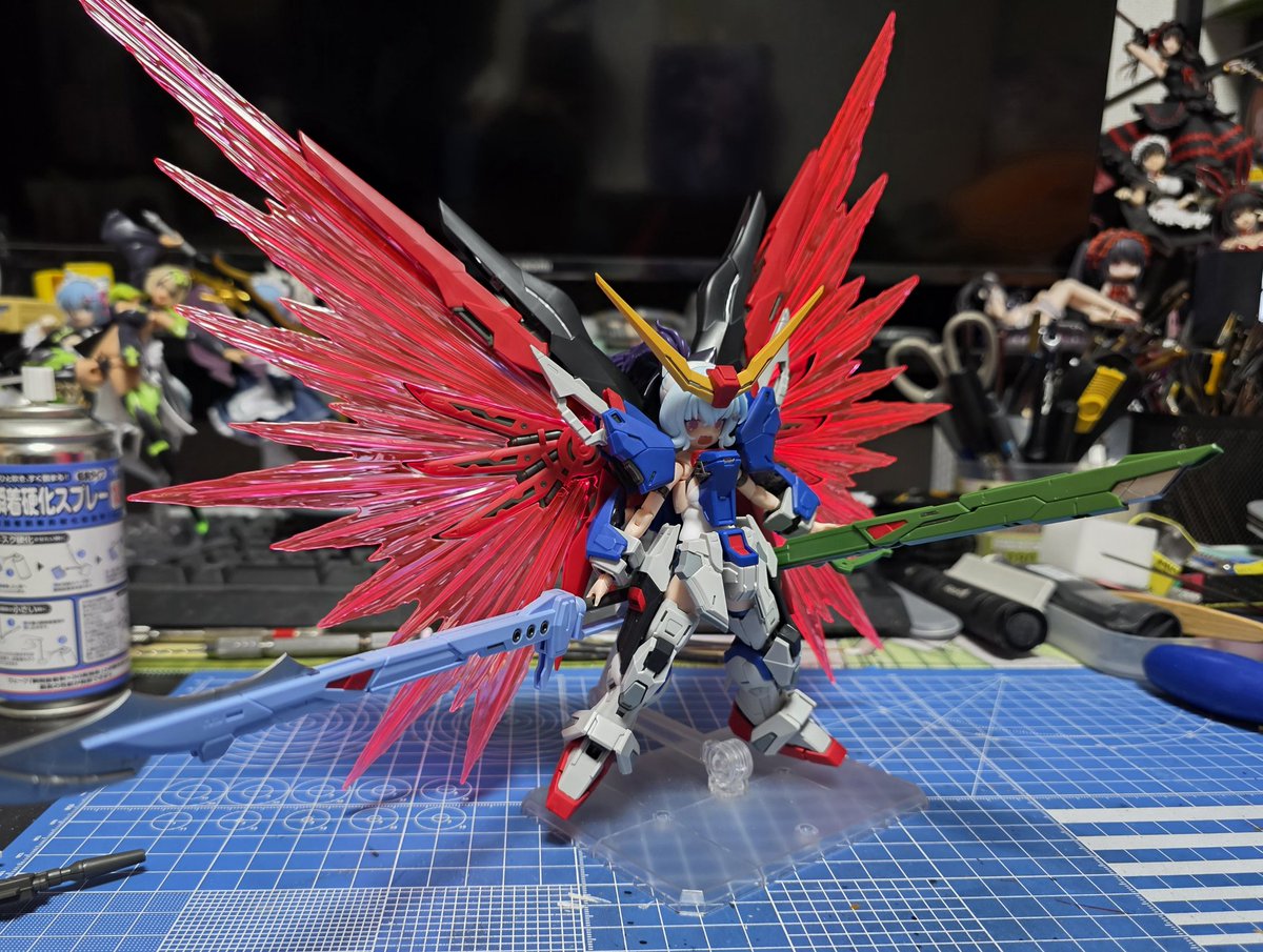 kunya121's tweet photo. スノートゥディスティニー形になりました！
今回の作品は #まめチャンネル さんの動画を参考にさせていただき形にしてみました！
今仕上げてるエミュレータの塗装が終わったら仕上げていこうと思いますd(˙꒳​˙* )
#メガミデバイス 
#MGSDデスティニーガンダム https://t.co/0L17MsSt23