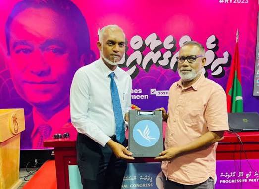 އިންސާނަކަށް  ވީތީ ބަލާލަންޖެހޭ ވަރުކަމެއް  ވެރިކަން ލިބުނު ގޮތް. <a href="/MMuizzu/">Dr Mohamed Muizzu</a> އަށް އެފުރުސަތު ލިބުނީ ރ. ޔާމީނުގެ ފަރާތުން. އަދި ރ. ޔާމީނަށް ތާއީދު ކުރި އެތަކެއްހާސް ރައްޔިތުންގެ މަސައްކަތުން.

މިއަދު މުއިއްޒަކީ ހަމަ ޙަގީގަތުގައިވެސް ނުލަފާ މީހެއްކަން ދައްކާލައިފި. މިއަދު އަދުރޭ ވެސް