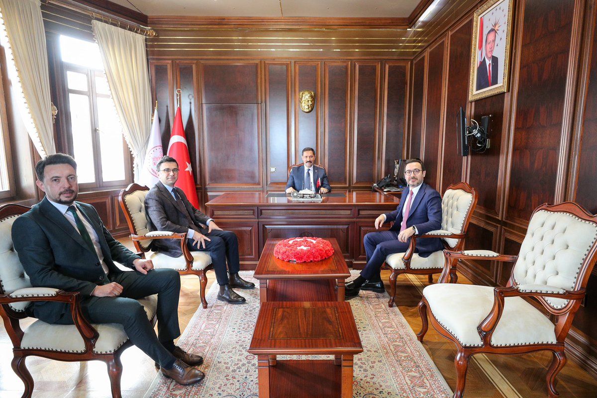 HatayValiligi's tweet photo. 📌Anadolu Ajansı Yönetim Kurulu Başkanı ve Genel Müdürü Serdar KARAGÖZ, Anadolu Ajansı Yönetim Kurulu Başkan Yardımcısı Oğuz Enis PERU ve Anadolu Ajansı Adana Bölge Müdürü İbrahim ERİKAN, Valimiz Mustafa MASATLI’yı makamında ziyaret etti. https://t.co/wsAjGrPiV6