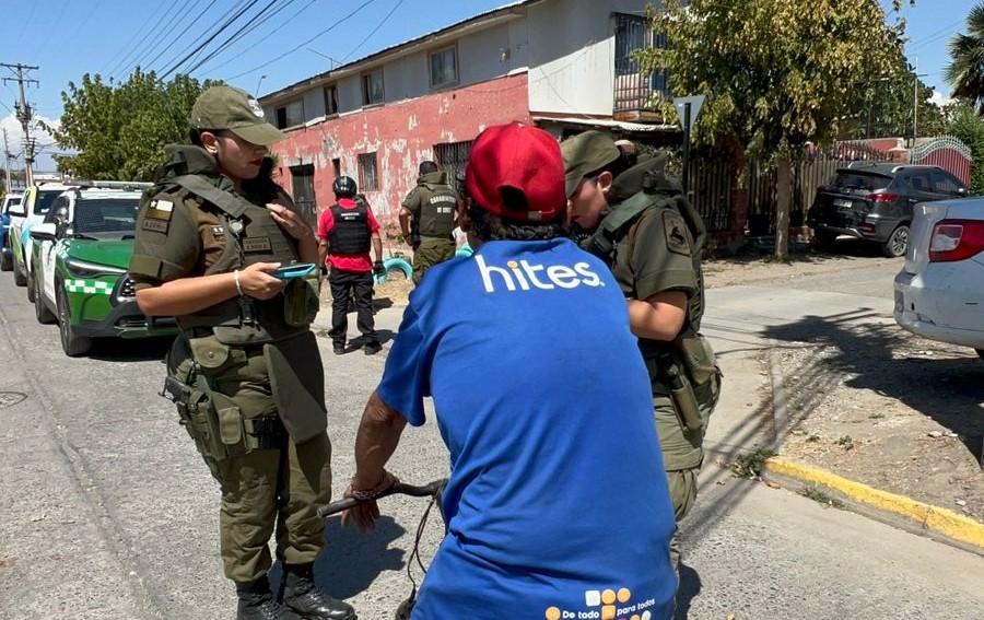 carab_ohiggins's tweet photo. En el marco del Plan Calle Sin Violencia en #Rancagua,  @Carab_Ohiggins Centauro #Cachapoal detuvo 5 sujetos: 3 por órdenes vigentes; y 2 en flagrancia por microtráfico. En el operativo conjunto con Seguridad Pública @munirancagua se realizaron más de 150 controles de identidad y vehiculares preventivos.  
#OrdenyPatria