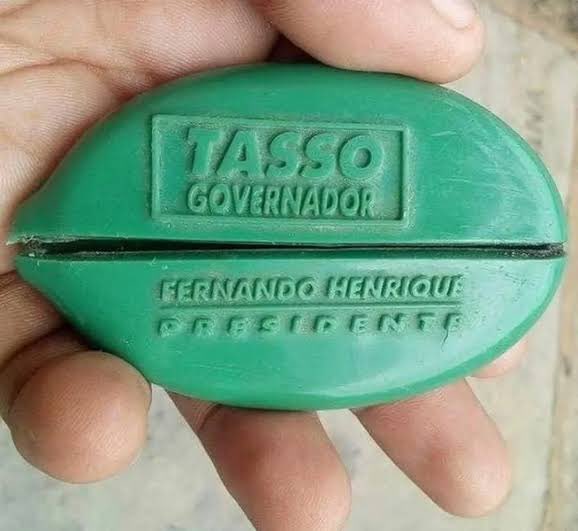eu amo o fato de que nos anos 90 no Ceará, um homem chamado TASSO se candidatou a governador e na campanha lançou um porta moedas pra dar pro povo e o povo carinhosamente apelidou de PRIQUITASSO

juro, não existe gente melhor