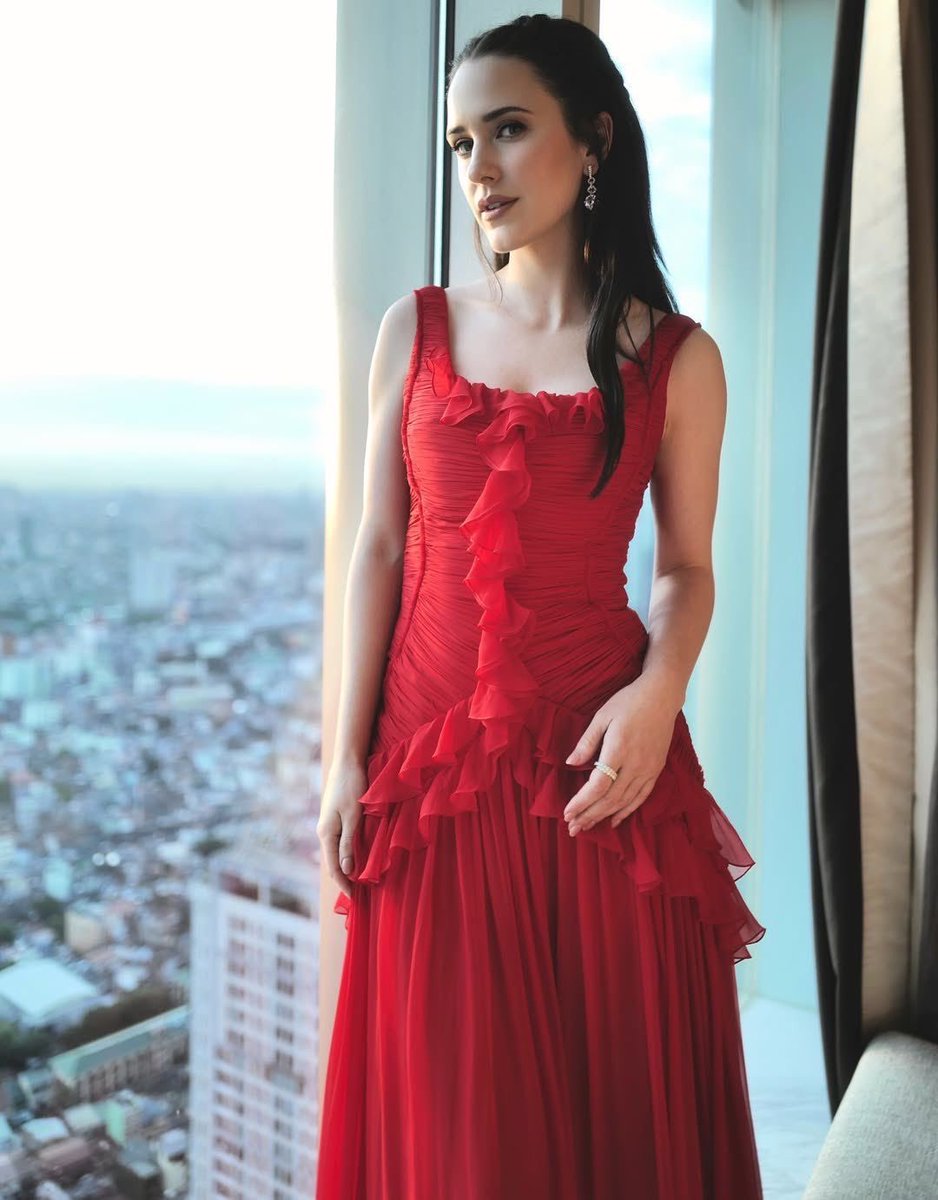 Overlooked because it’s not purple, but my good lord we should worship this look more often 🧎🏻‍♀️‍➡️