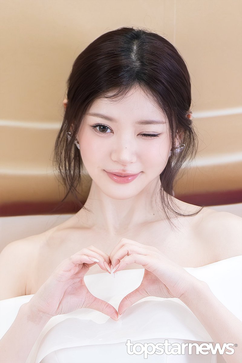 เวลาป้ายยาใครว่าโมกะเกิด 2004 ปีนี้อายุ 22 มีแต่คนตกใจคือชีหน้าเด็กจริงแล้วสไตล์วงน่ารักด้วยคนเลยคิดว่าชีเด็กกว่าใครในวง