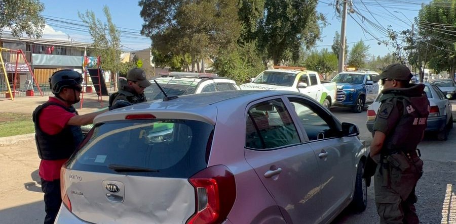 carab_ohiggins's tweet photo. En el marco del Plan Calle Sin Violencia en #Rancagua,  @Carab_Ohiggins Centauro #Cachapoal detuvo 5 sujetos: 3 por órdenes vigentes; y 2 en flagrancia por microtráfico. En el operativo conjunto con Seguridad Pública @munirancagua se realizaron más de 150 controles de identidad y vehiculares preventivos.  
#OrdenyPatria