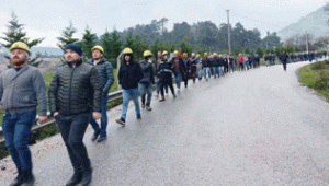 İzmir’in Kınık ilçesinde #PolyakMadencilik’te çalışan madenciler, ödenmeyen ücretleri ve hak gaspları nedeniyle direniyorlar. #BağımsızMadenİş sendikasında örgütlü 1243 işçi, 20 Şubat’tan buyana direnişteler.
tinyurl.com/mr2ych8j