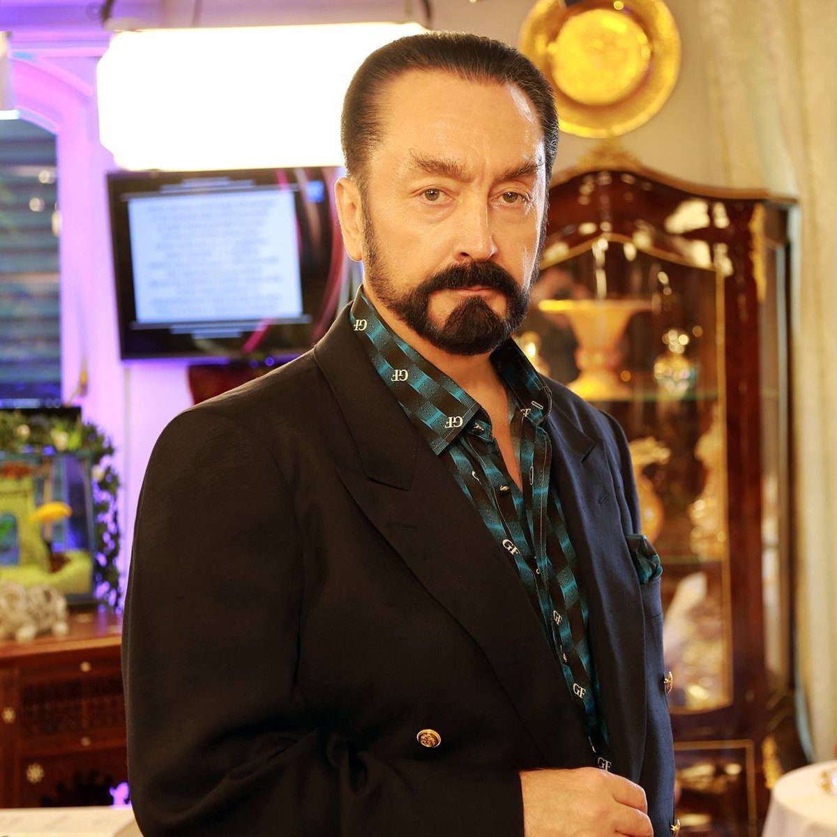 ⚪ Adalet Bakanı Akın Gürlek:

“Adnan Oktar'ı 1 ayda 292 avukat ziyaret etti. Bu kadar avukat bir suç örgütü liderini niye ziyaret eder?”
