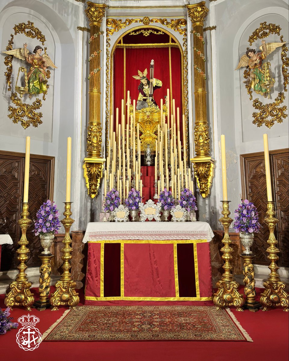 • Triduo a los titulares de la Misericordia #CofradíasMLG 
Preside el Chiquito con un aparato cultual con gran gusto y buen uso de candelería repartidas en dos picos de gran verticalidad
🌸 En tonos morados y rosaceos donde destacan las calas
🕯️ Cera blanca