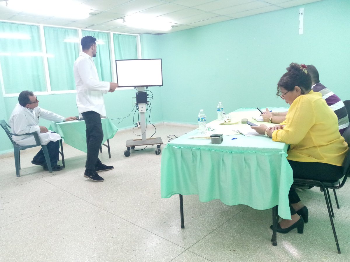 El Dr. Lázaro Echazarraga Fernández residente de Ortopedia y Traumatología expone su protocolo de investigación al Consejo Científico, estudio titulado: Comportamiento clínico epidemiológico del Síndrome del Túnel Carpiano en el periodo de enero 2021 - octubre 2025 <a href="/JLAparicioDr/">Dr. José Luis Aparicio Suárez</a>