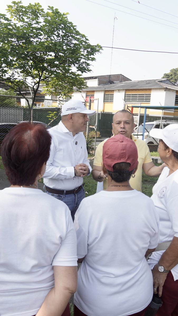 ALEXCAMINA's tweet photo. Hoy estuvimos en el barrio San Luis, en el primer tramo recuperado de la Av. Ciudad de Cali, una obra que vuelve a transformar este sector gracias a la administración del alcalde Alejandro Eder. 

Seguimos recorriendo los territorios escuchando y viendo cómo avanza la ciudad. https://t.co/9MUQeUNypI