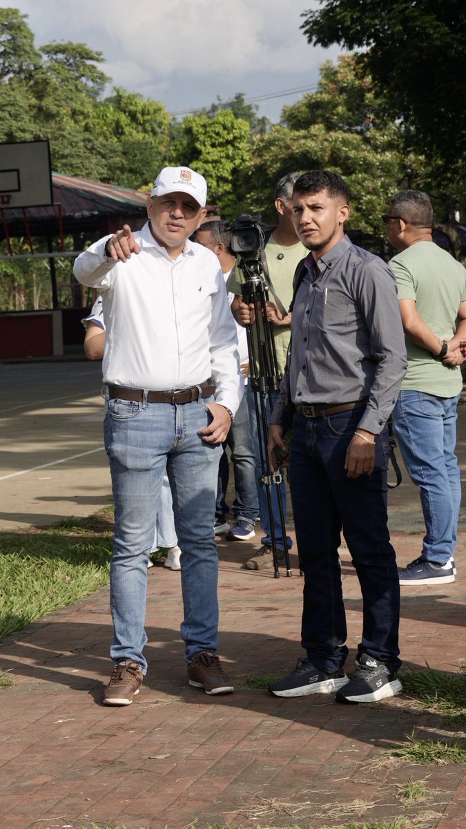 ALEXCAMINA's tweet photo. Hoy estuvimos en el barrio San Luis, en el primer tramo recuperado de la Av. Ciudad de Cali, una obra que vuelve a transformar este sector gracias a la administración del alcalde Alejandro Eder. 

Seguimos recorriendo los territorios escuchando y viendo cómo avanza la ciudad. https://t.co/9MUQeUNypI