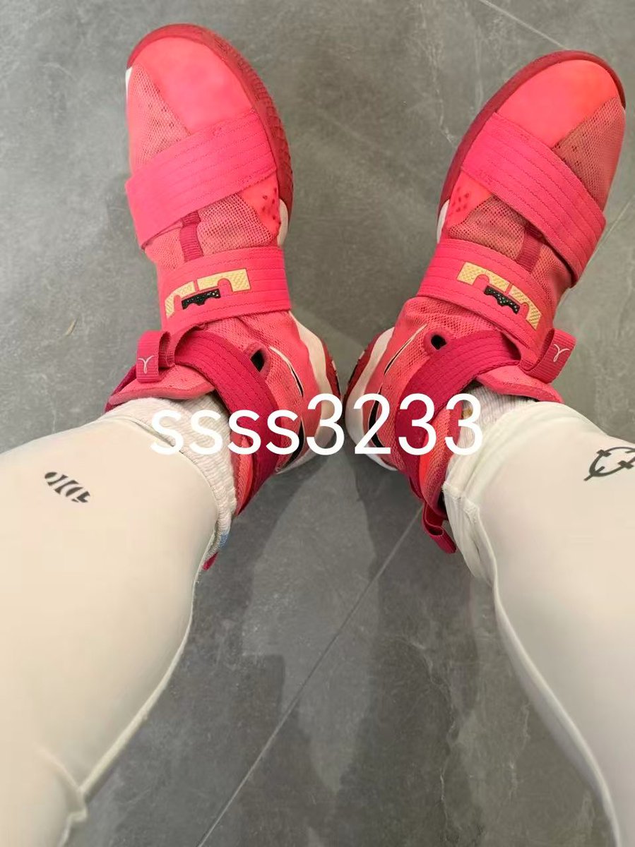 ssss3233ss's tweet photo. 破千粉啦，感谢大家支持😋 按承诺从转推的粉丝中抽一双yw（包邮），同时抽3名转推粉丝送完整版视频。三天后（3.2）用随机号码生成器开奖。 https://t.co/iZcTh6ToMY