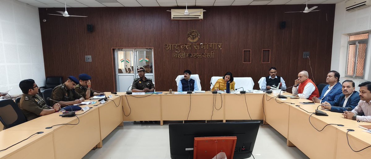CommissionerBst's tweet photo. मण्डलायुक्त अखिलेश सिंह ने डी०आई०जी० के साथ आयुक्त सभागार में कानून व्यवस्था की समीक्षा बैठक किया और संबंधित को निर्देश दिए गए  ।
@CMOfficeUP @UPGovt https://t.co/4j8NlkmbhI
