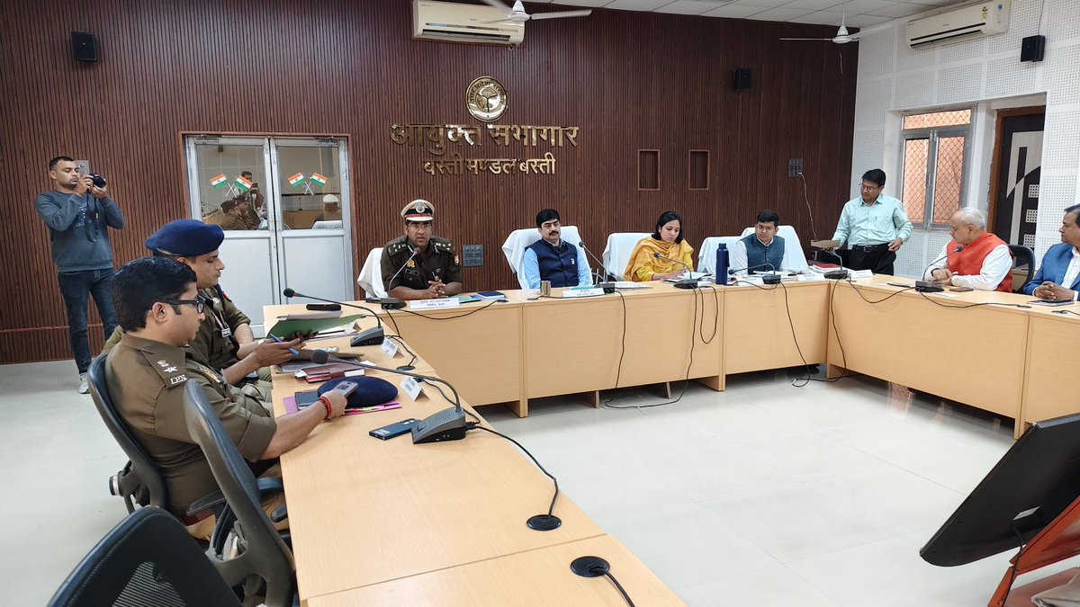 CommissionerBst's tweet photo. मण्डलायुक्त अखिलेश सिंह ने डी०आई०जी० के साथ आयुक्त सभागार में कानून व्यवस्था की समीक्षा बैठक किया और संबंधित को निर्देश दिए गए  ।
@CMOfficeUP @UPGovt https://t.co/4j8NlkmbhI