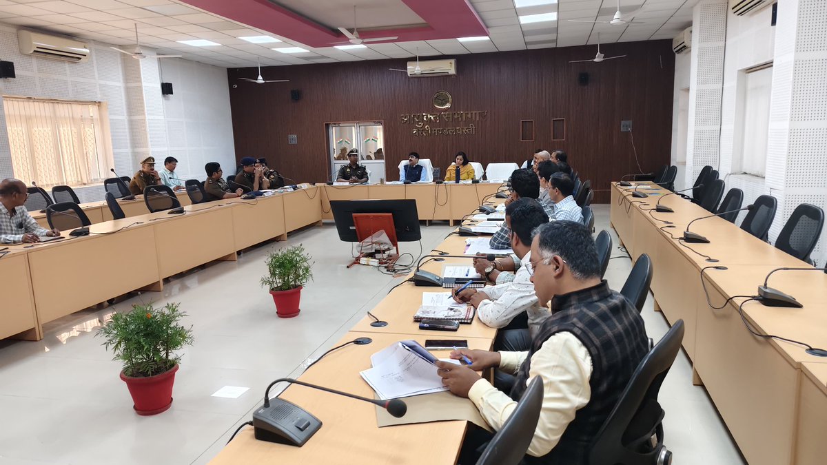 CommissionerBst's tweet photo. मण्डलायुक्त अखिलेश सिंह ने डी०आई०जी० के साथ आयुक्त सभागार में कानून व्यवस्था की समीक्षा बैठक किया और संबंधित को निर्देश दिए गए  ।
@CMOfficeUP @UPGovt https://t.co/4j8NlkmbhI