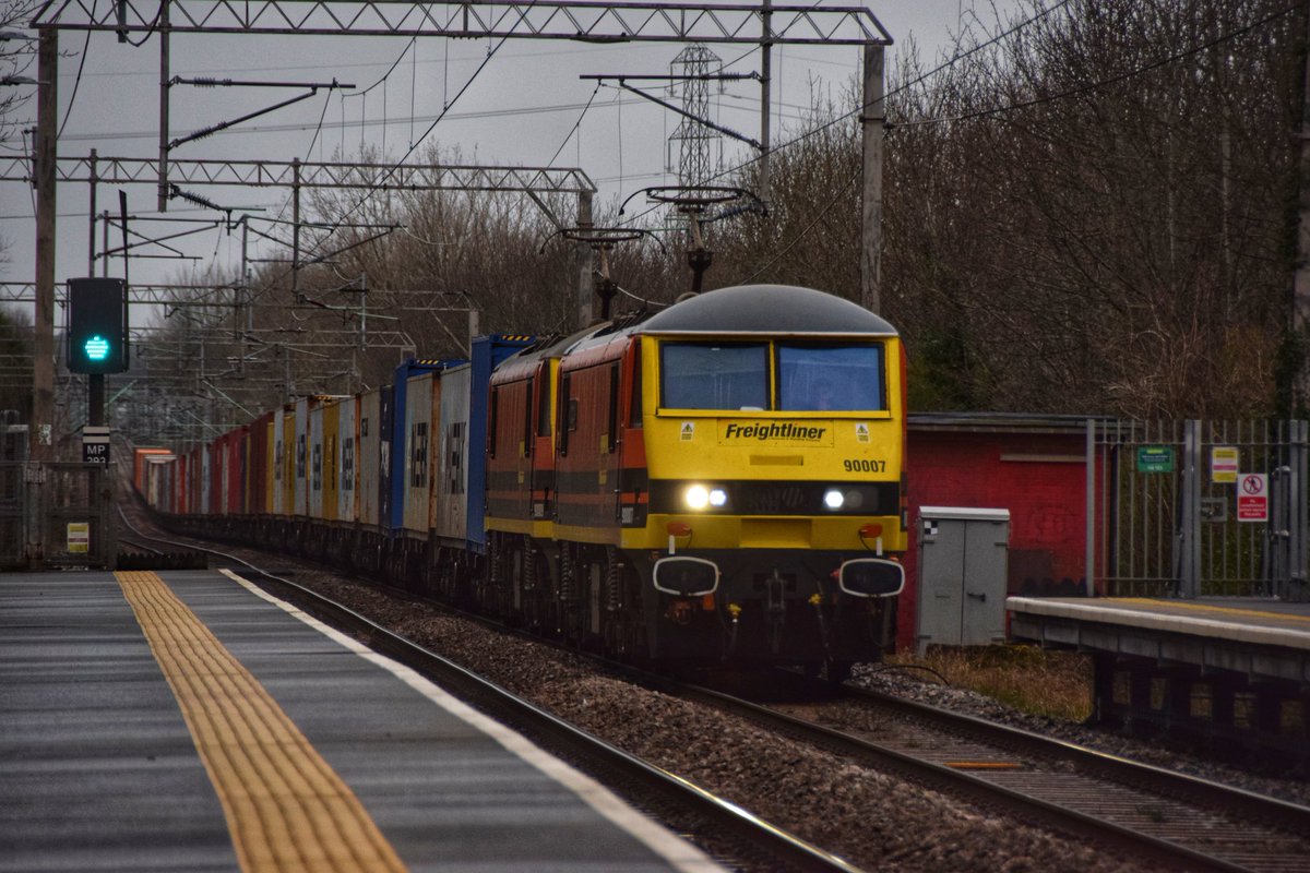 SteelCityDog_'s tweet photo. Tango Skodas at East Didsbury...
@RailFreight #Class90 locomotives 90007 "507 (Railway) Specialist Team Royal Engineers" leads 90009 along the Styal Line towards Manchester and eventually Trafford Park Euro Terminal. https://t.co/ynXm2HjStZ