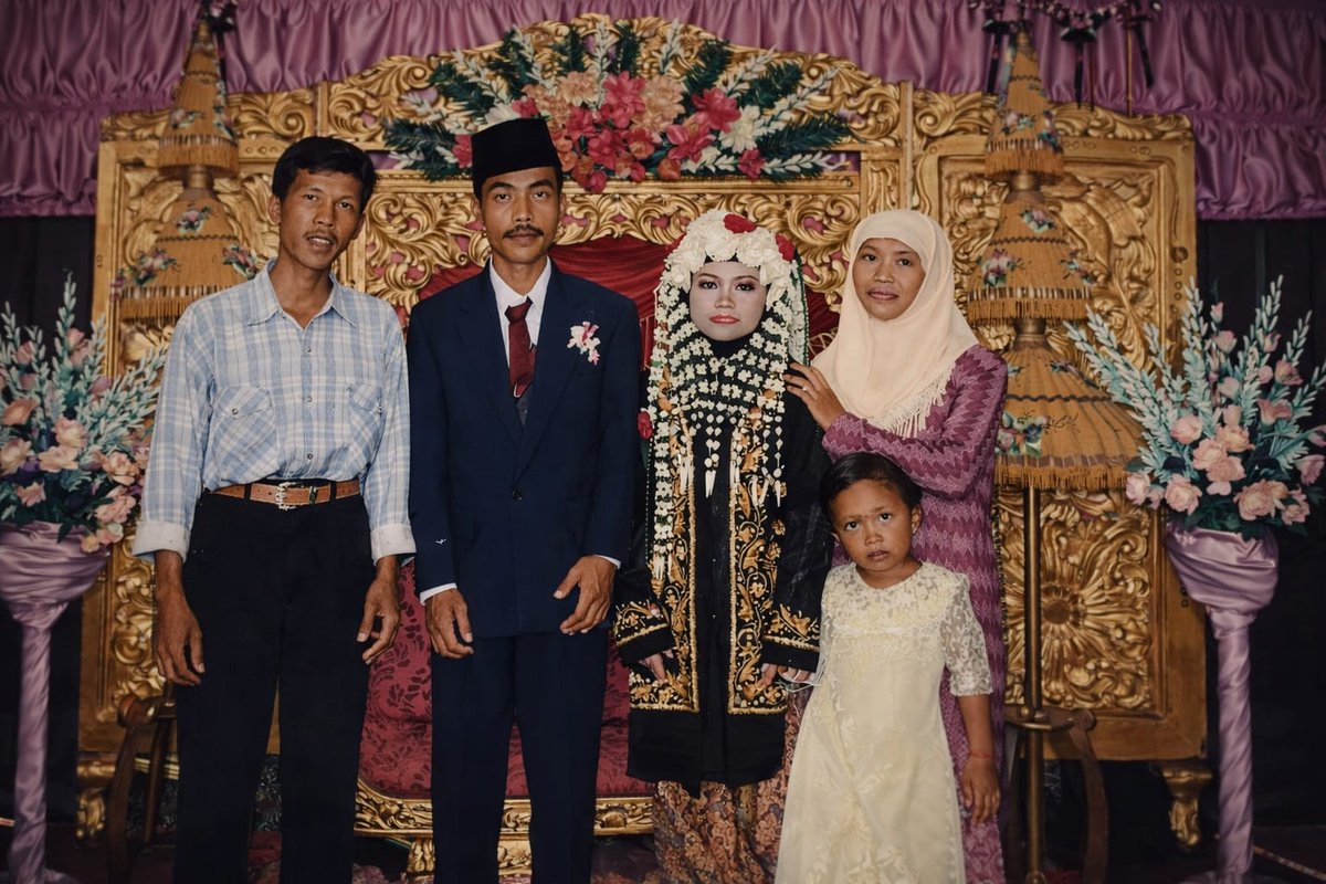 This is a photo of my parents and my older sister, saat berkunjung dipernikahan saudaraku

- human paling kanan dri foto ini itu my Dad 🫶🏻
- sebelah ujung kiri kerudung putih thats my mom 🫶🏻
- little girls adl that's my sister, at least sblum gua pham dunia