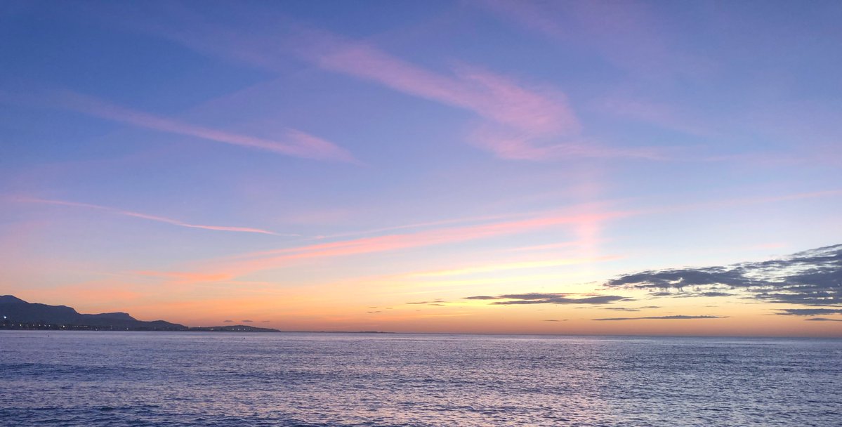 ⁓♦⁓

Le Jour Même De La Naissance,
Ton Vade Mecum,
Marqué Du Sceau Divin
Comporte Le Dessein D’un Projet De Vie,
Inconnu Des Profanes…

Déjà Durant Ta Gestation,
Bien Présente Et Immuable
La Roue Du Temps
Poursuit Sa Marche Perpétuelle,
Égrenant Comme Á L'accoutumé,
Pépites
