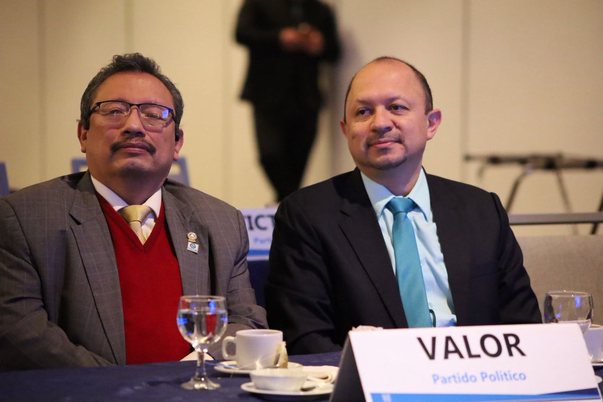 TSEGuatemala's tweet photo. Este jueves, la VII Magistratura del #TSEGuatemala realizó la última reunión de su periodo con representantes de partidos políticos.

Durante el encuentro se firmaron las reformas a los reglamentos de la Ley Electoral y de Partidos Políticos, resultado de consensos y planteamientos construidos entre el equipo técnico del órgano electoral y las organizaciones políticas, en un marco de diálogo y fortalecimiento institucional.

Durante la sesión, se destacó la importancia de fortalecer los mecanismos normativos que regularán el próximo proceso electoral 2027.