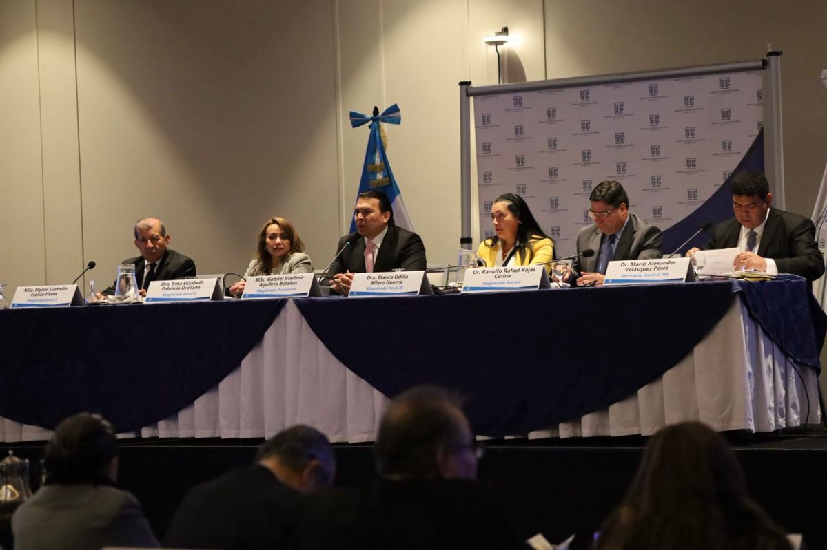 TSEGuatemala's tweet photo. Este jueves, la VII Magistratura del #TSEGuatemala realizó la última reunión de su periodo con representantes de partidos políticos.

Durante el encuentro se firmaron las reformas a los reglamentos de la Ley Electoral y de Partidos Políticos, resultado de consensos y planteamientos construidos entre el equipo técnico del órgano electoral y las organizaciones políticas, en un marco de diálogo y fortalecimiento institucional.

Durante la sesión, se destacó la importancia de fortalecer los mecanismos normativos que regularán el próximo proceso electoral 2027.