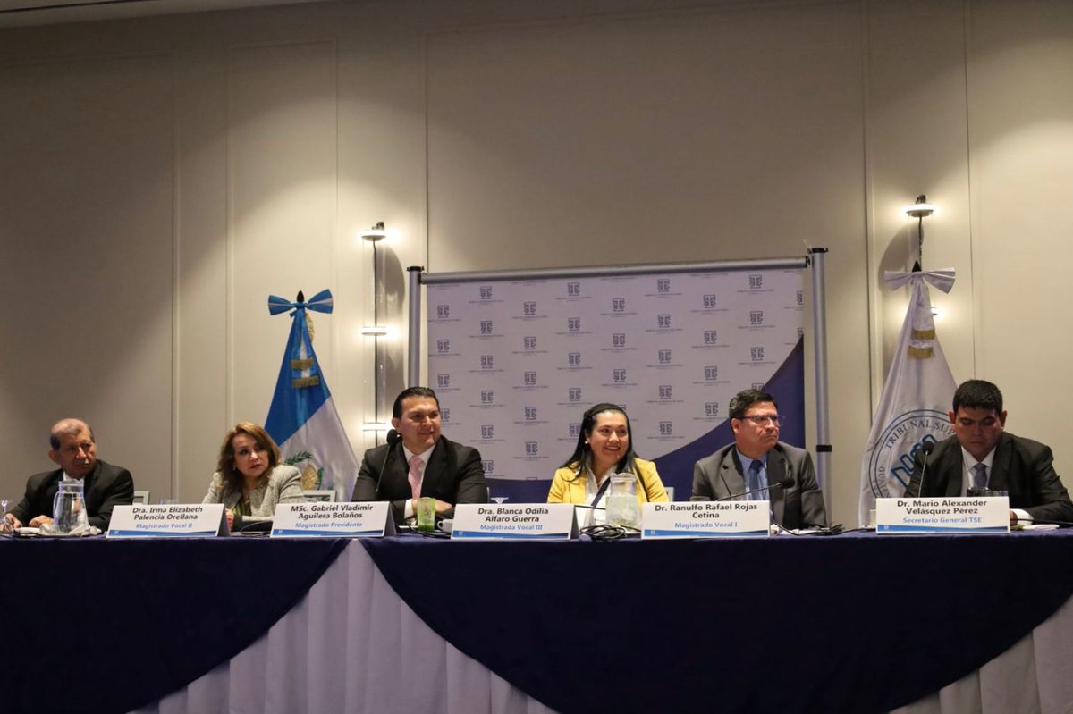 TSEGuatemala's tweet photo. Este jueves, la VII Magistratura del #TSEGuatemala realizó la última reunión de su periodo con representantes de partidos políticos.

Durante el encuentro se firmaron las reformas a los reglamentos de la Ley Electoral y de Partidos Políticos, resultado de consensos y planteamientos construidos entre el equipo técnico del órgano electoral y las organizaciones políticas, en un marco de diálogo y fortalecimiento institucional.

Durante la sesión, se destacó la importancia de fortalecer los mecanismos normativos que regularán el próximo proceso electoral 2027.