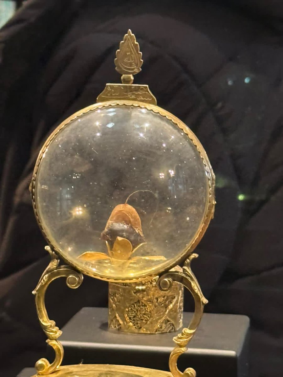 حضرت محمد ﷺ کے مبارک داڑھی کا بال، جو ترکی کے ایک میوزیم میں انتہائی عقیدت اور احترام کے ساتھ محفوظ رکھا گیا ہے.