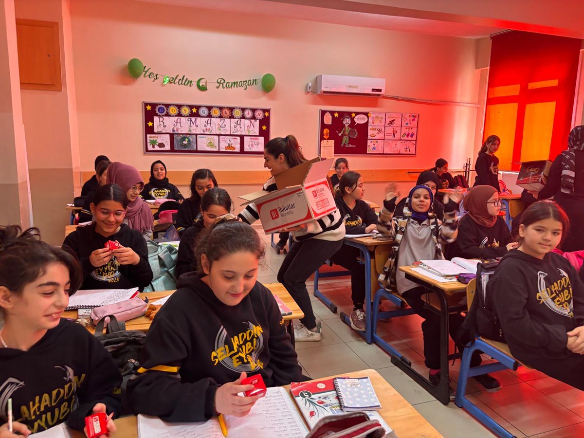 Adana İmam Hatipliler Derneği ADİM-DER okul aile birliği komisyonumuz Selahattin Eyyubi İmam Hatip Ortaokulu’nda hurma ikramında bulundular. Katkılarından dolayı Bulut’s Kuruyemiş'e teşekkür ederiz.