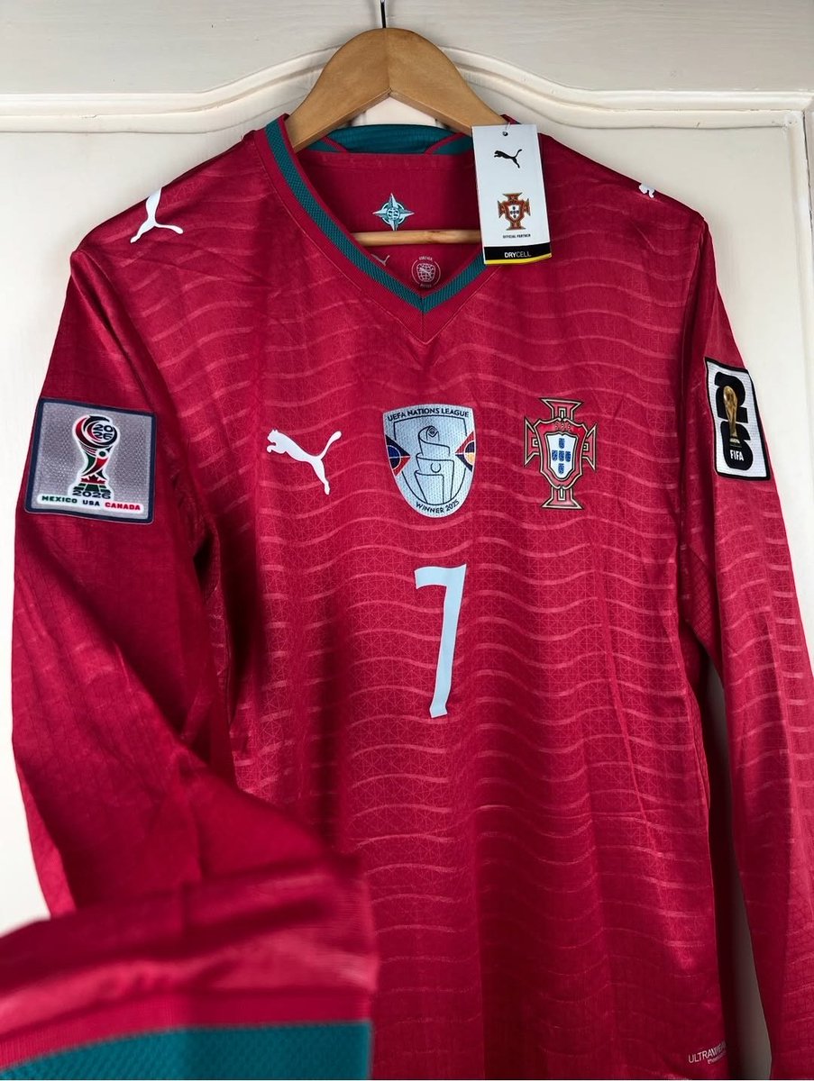 Retro_PSG's tweet photo. Tema le maillot 

Comment tu veux que le Portugal ne prenne pas la CDM avec ça ptn https://t.co/RXOIdxaqMA