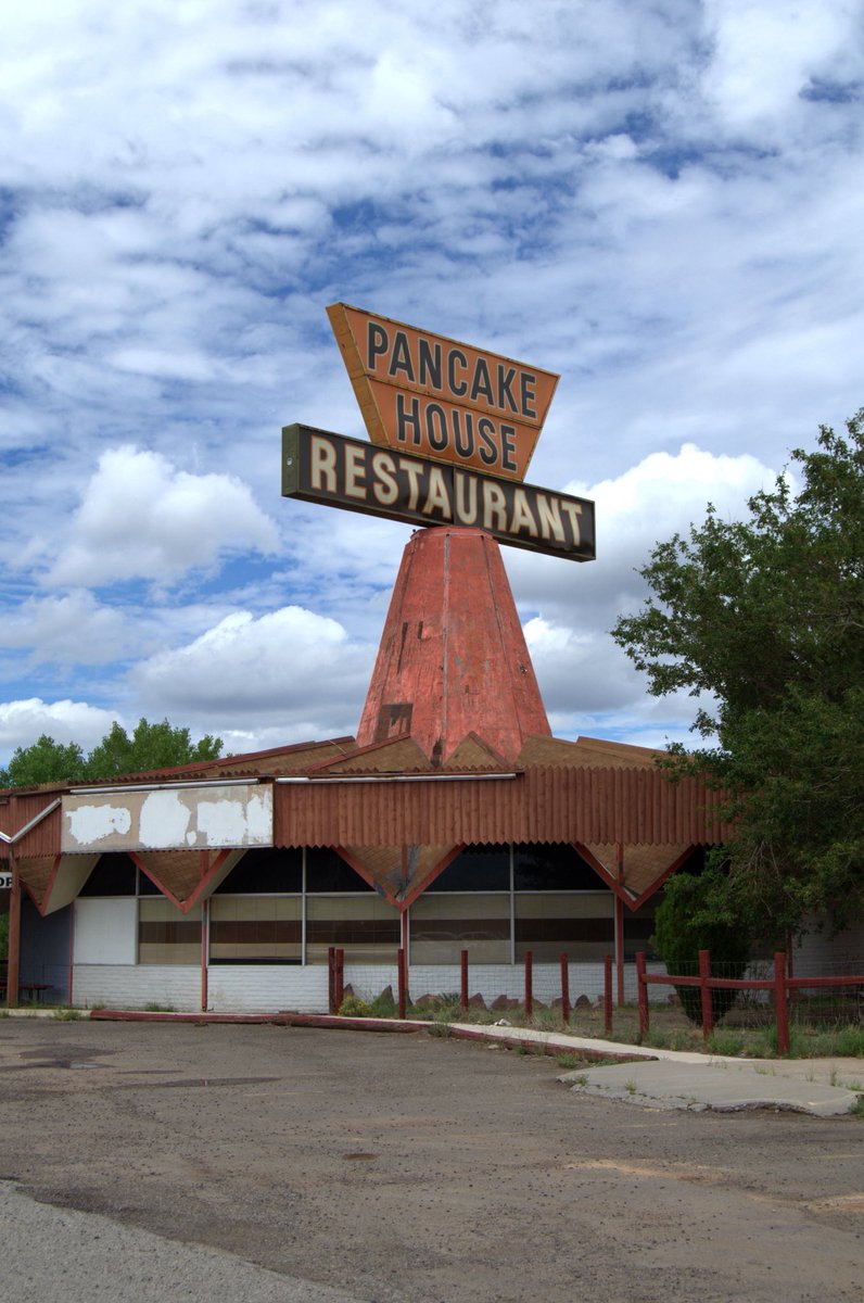 SoloRuta66's tweet photo. Construido en los años 60 como reproducción del fuerte donde se desarrollaba la serie ‘F-Troop’, el Fort Courage situado en la salida 348 de la I-40 tenía tienda, restaurante, e incluso habitaciones para turistas.
Tras años abandonado, en febrero de 2026 está siendo demolido. https://t.co/dDVHCaPmp4