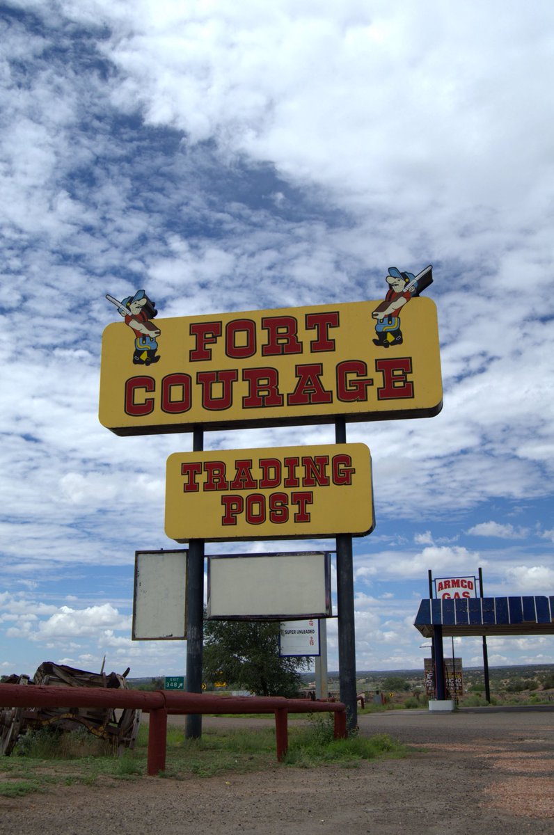 SoloRuta66's tweet photo. Construido en los años 60 como reproducción del fuerte donde se desarrollaba la serie ‘F-Troop’, el Fort Courage situado en la salida 348 de la I-40 tenía tienda, restaurante, e incluso habitaciones para turistas.
Tras años abandonado, en febrero de 2026 está siendo demolido. https://t.co/dDVHCaPmp4