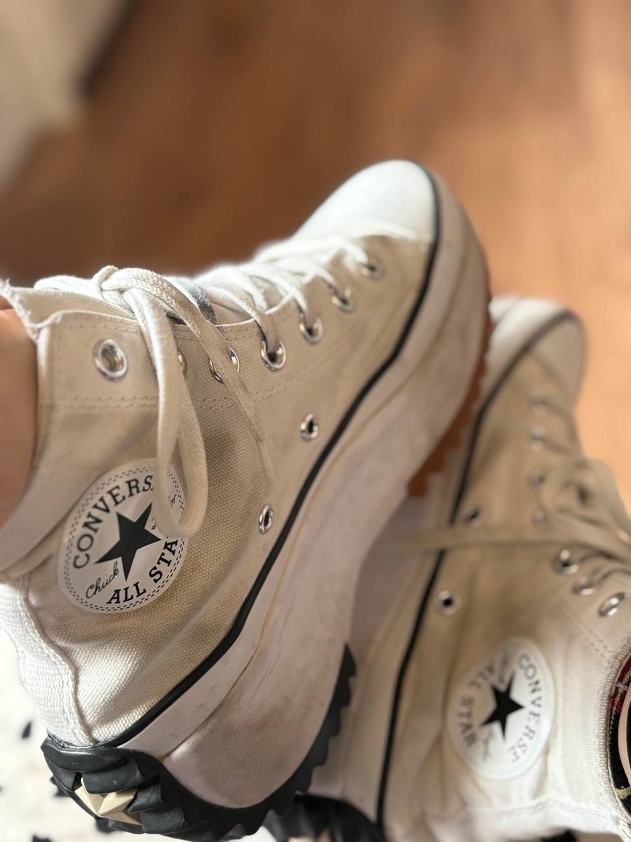 GoddessCandy36's tweet photo. El fin de semana me puse mis viejas Converse, desde que tengo esclavo personal nunca meto mis zapatillas en la lavadora; solo las dejo que me las limpie con la lengua, pero estas están particularmente mal... quizás tenga que tirarlas a la basura... a menos que... 😈 https://t.co/0YgQBfrfDw