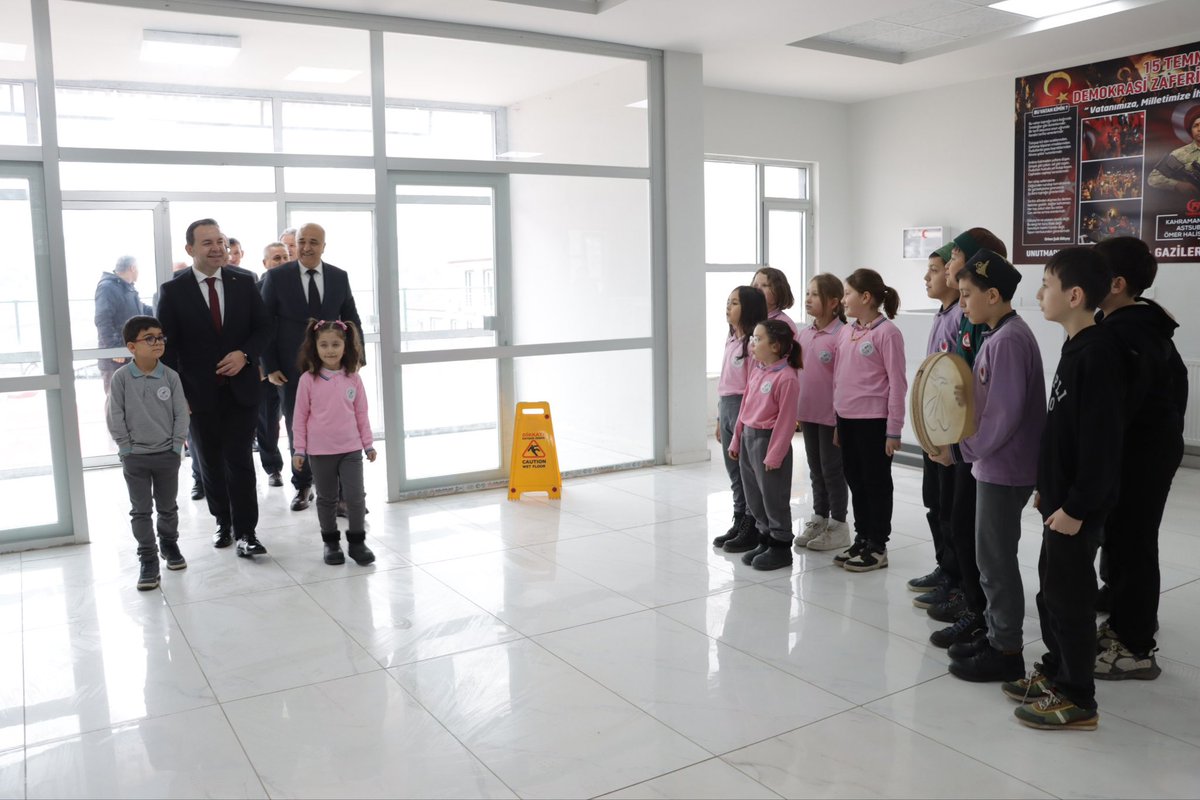 alaplimem's tweet photo. İl Millî Eğitim Müdürümüz Uygar Keskin, İlçe Millî Eğitim Müdürümüz Cevat Çevik ile birlikte Alaplı İmam Hatip Ortaokulu ve Alaplı Ahmet Zeki Atalay İlkokulunu ziyaret etti.  

Aynı binayı kullanan iki okulda gerçekleştirilen ziyarette; Ramazan etkinlikleri kapsamında öğrenciler tarafından hazırlanan çalışmalara tanıklık ettiler. İl Millî Eğitim Müdürümüz, ilkokul 1. sınıf ve İmam Hatip Ortaokulu 8. sınıf öğrencilerinin derslerine konuk olarak öğrencilerimizle sohbet etti; onların heyecan ve çalışmalarını yerinde gözlemledi.  

Ziyaretin devamında öğretmenler odasında her iki okulun öğretmenleriyle bir araya gelen Müdürümüz, özellikle ilkokul 1 ve 2. sınıflarda uygulanan Türkiye Yüzyılı Maarif Modeli’nin yansımalarını, geri dönütlerini  sınıf öğretmenlerinden dinledi. 

Ortaokul düzeyinde ise Türkçe, Fen Bilimleri ve Matematik branş öğretmenleriyle modelin uygulama süreci, kazanımların öğrenciye etkisi ve geri bildirimler üzerine değerlendirmelerde bulundu. Toplantıda ayrıca; proje ve yarışmalara katılımın artırılması, sosyal ve kültürel etkinliklerin zenginleştirilmesi, öğrencilerin okuma ve yazma becerilerinin geliştirilmesine yönelik çalışmalar ile akademik başarının desteklenmesine ilişkin beklentileri paylaştı. 

Öğretmenlerin talep ve önerilerini de dinleyen İl Millî Eğitim Müdürümüz, özverili çalışmalarından dolayı tüm eğitim kadrosuna teşekkür etti.

@tcmeb @Yusuf__Tekin @uygarkeskin @cevatcevik67