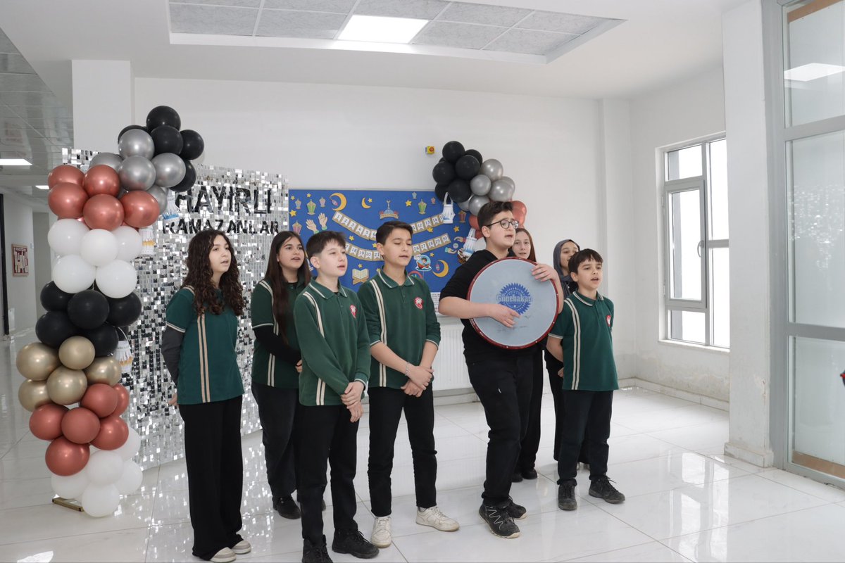 alaplimem's tweet photo. İl Millî Eğitim Müdürümüz Uygar Keskin, İlçe Millî Eğitim Müdürümüz Cevat Çevik ile birlikte Alaplı İmam Hatip Ortaokulu ve Alaplı Ahmet Zeki Atalay İlkokulunu ziyaret etti.  

Aynı binayı kullanan iki okulda gerçekleştirilen ziyarette; Ramazan etkinlikleri kapsamında öğrenciler tarafından hazırlanan çalışmalara tanıklık ettiler. İl Millî Eğitim Müdürümüz, ilkokul 1. sınıf ve İmam Hatip Ortaokulu 8. sınıf öğrencilerinin derslerine konuk olarak öğrencilerimizle sohbet etti; onların heyecan ve çalışmalarını yerinde gözlemledi.  

Ziyaretin devamında öğretmenler odasında her iki okulun öğretmenleriyle bir araya gelen Müdürümüz, özellikle ilkokul 1 ve 2. sınıflarda uygulanan Türkiye Yüzyılı Maarif Modeli’nin yansımalarını, geri dönütlerini  sınıf öğretmenlerinden dinledi. 

Ortaokul düzeyinde ise Türkçe, Fen Bilimleri ve Matematik branş öğretmenleriyle modelin uygulama süreci, kazanımların öğrenciye etkisi ve geri bildirimler üzerine değerlendirmelerde bulundu. Toplantıda ayrıca; proje ve yarışmalara katılımın artırılması, sosyal ve kültürel etkinliklerin zenginleştirilmesi, öğrencilerin okuma ve yazma becerilerinin geliştirilmesine yönelik çalışmalar ile akademik başarının desteklenmesine ilişkin beklentileri paylaştı. 

Öğretmenlerin talep ve önerilerini de dinleyen İl Millî Eğitim Müdürümüz, özverili çalışmalarından dolayı tüm eğitim kadrosuna teşekkür etti.

@tcmeb @Yusuf__Tekin @uygarkeskin @cevatcevik67