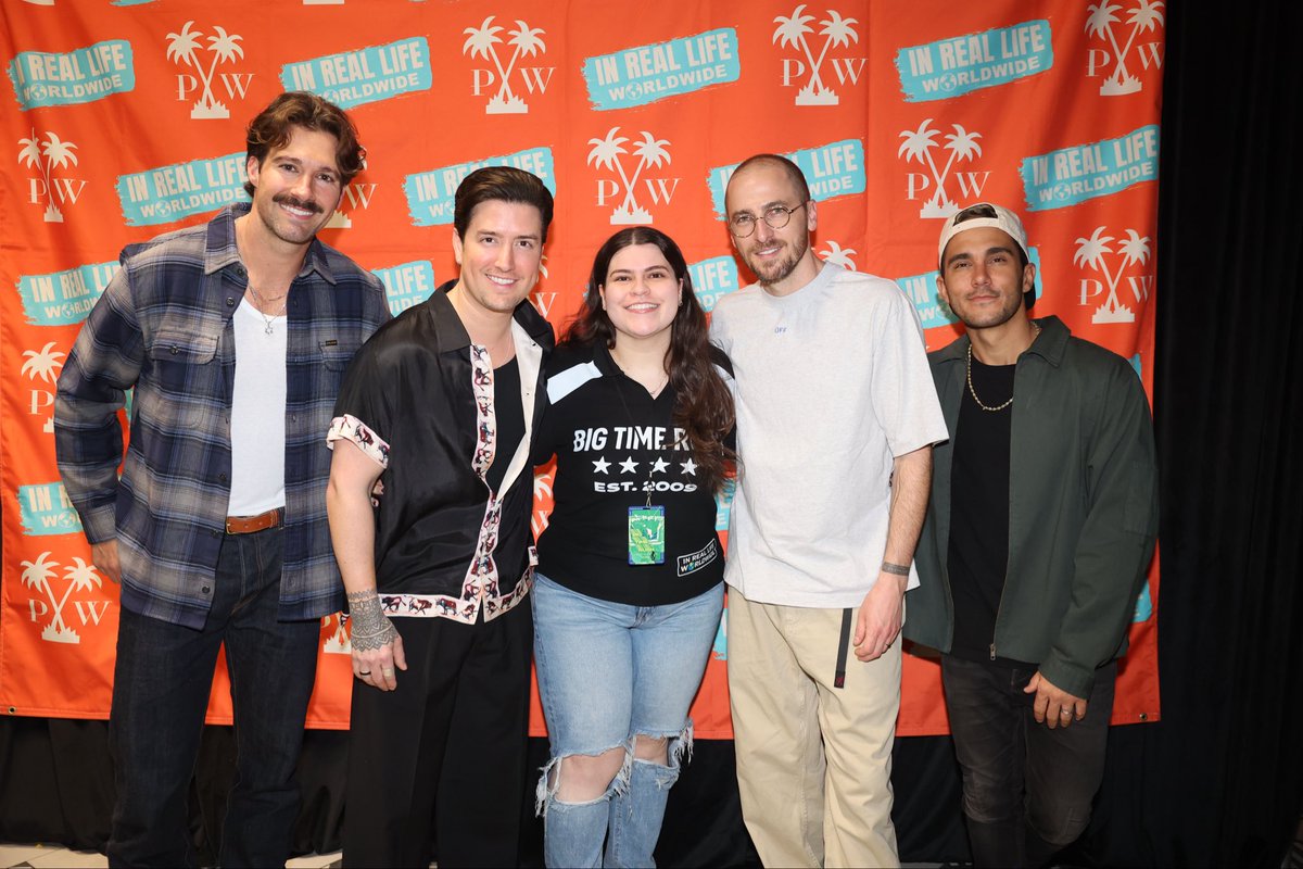 fallforbtr's tweet photo. al fin tengo mi foto con los amores de mi vida, y quedé entre mis dos hombres @1LoganHenderson y @HeffronDrive, no puedo pedir más, quedó perfecta 🥹❤️‍🩹 https://t.co/ZYc6zmCRcy