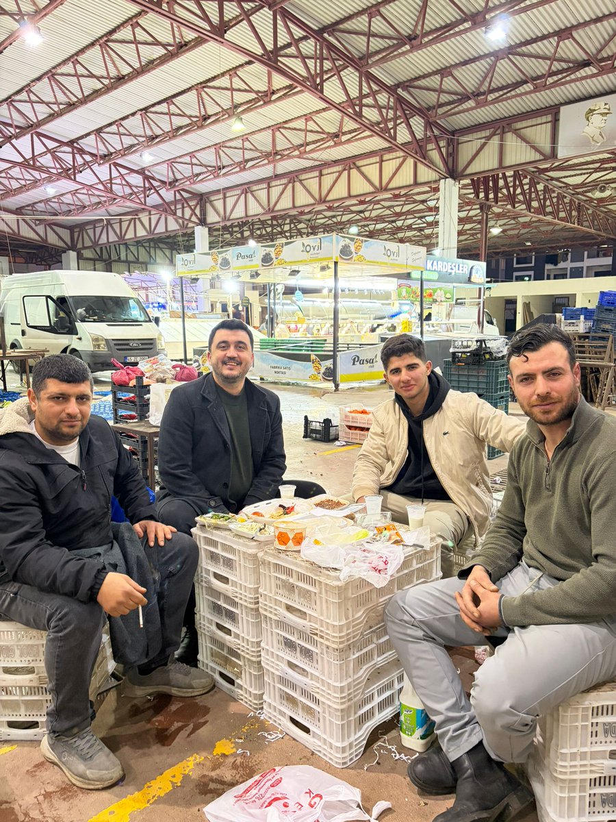 Bugün gerçekleştirdiğimiz saha çalışmalarında pazarcı esnafımıza birlikte iftar açacağımıza söz vermiştik. 

Gün boyu emek verip alın teriyle kazanan, ekmeğini benimle paylaşan bu güzel yürekli insanlara gönülden teşekkür ediyorum.
