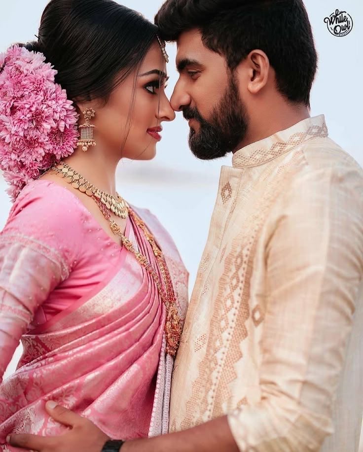 ♥️♥️ देख के तुझ को मैं देखता रह गया
इश्क़ करने को अब क्या बचा रह गया

चाँद क्या है सनम आप के सामने
हुस्न ये देख कर सोचता रह गया

ख़्वाब आँखों से मेरे गुज़रते गए
नींद में भी तुझे सोचता रह गया

मुझ को तेरे सिवा कुछ नहीं चाहिए
सो मैं रब से तुझे माँगता रह गया♥️♥️