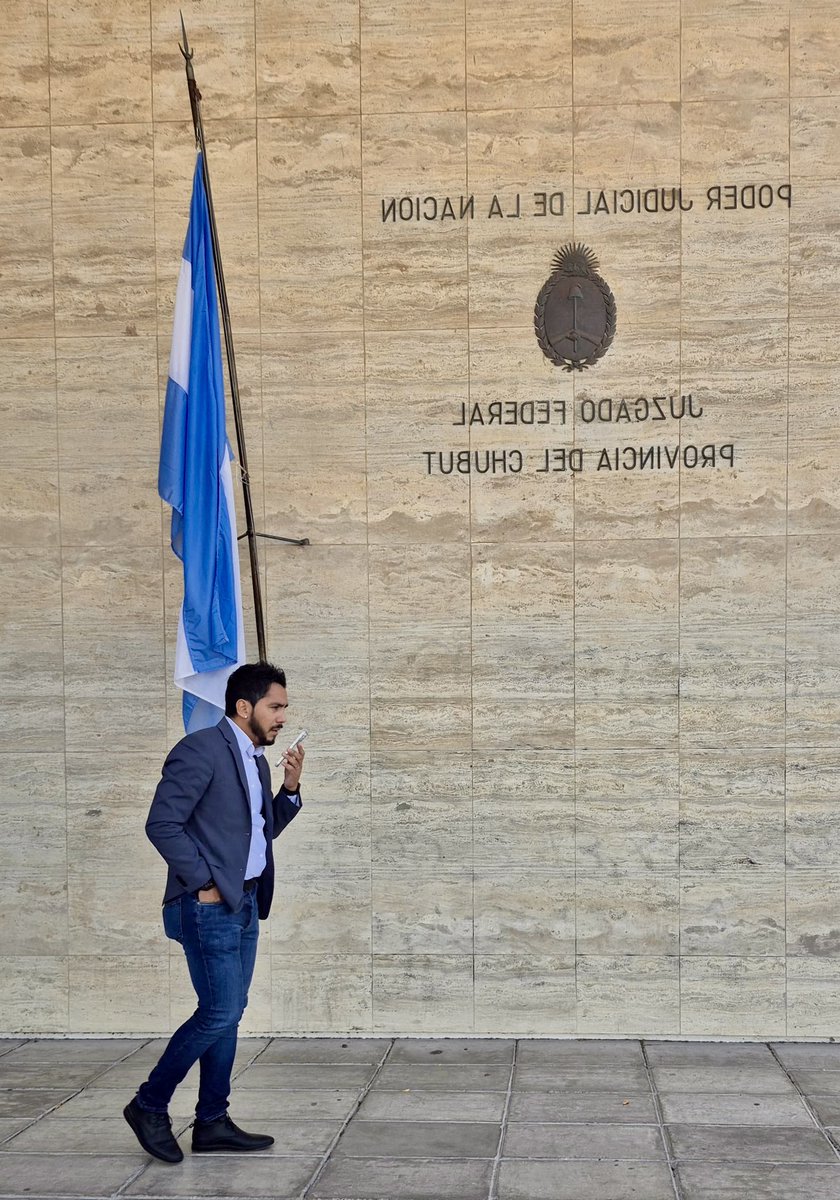 ColinirEma's tweet photo. Presenté ante al juzgado Federal, un escrito dirigido al Juez Sastre, con una serie de objeciones/observaciones al accionar de la Intervención.

Copio primer apartado; y comparto foto con petitorio.

[Que, habiendo tenido acceso al expediente judicial, y a las actuaciones vinculadas a la intervención judicial de la Cooperativa Eléctrica de la ciudad de Trelew, incluidos los informes bimestrales, la documentación incorporada, los dictámenes y las resoluciones dictadas por V.S., del examen integral de dicha documentación no surge, hasta el momento, constancia suficiente, sistematizada y verificable que permita acreditar la existencia de autorizaciones judiciales previas, expresas y fundadas respecto de los principales actos de administración y disposición extraordinaria llevados adelante durante la intervención.]
1-Acuerdo impagable con Cammesa.
2-cesión de recaudación en garantía.
3-emisiones de 6 cheques y pagarés.
4-venta de acciones de hidroeléctrica USD 132.000.
5-Desistimiento de acciones judiciales.