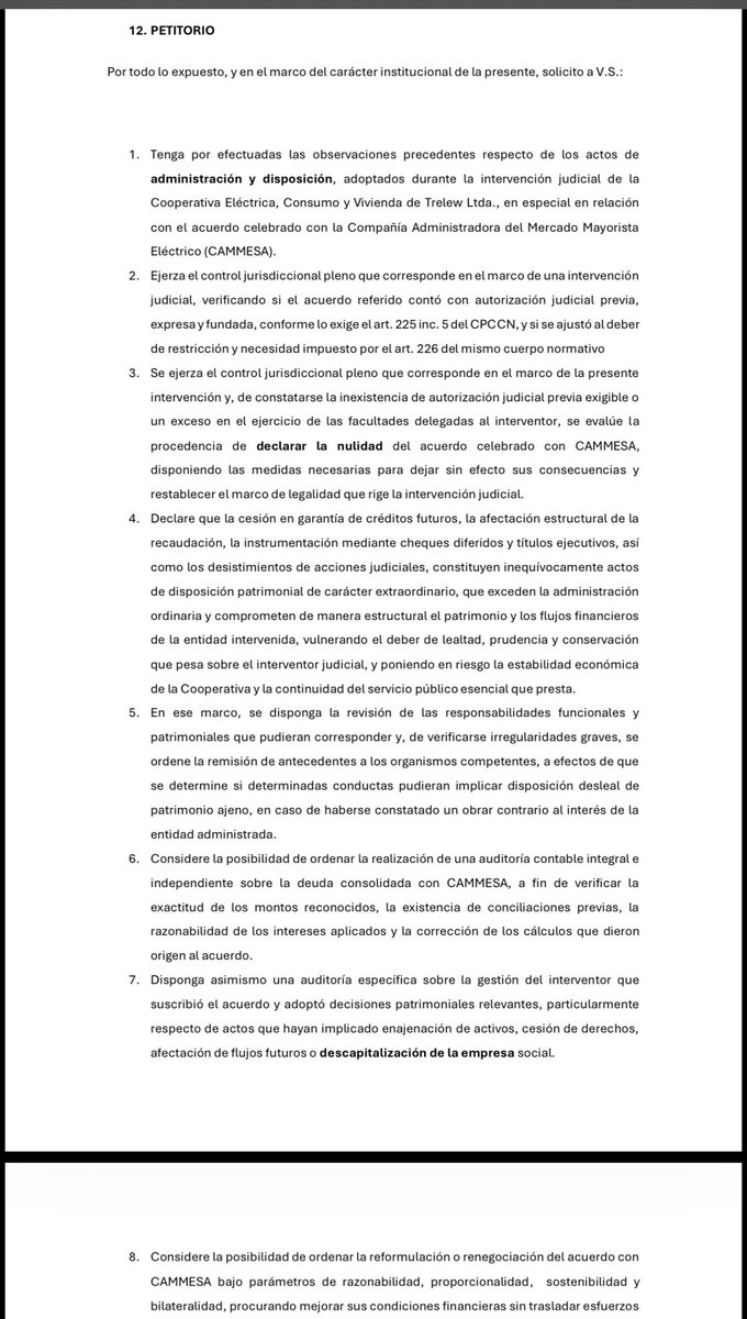 ColinirEma's tweet photo. Presenté ante al juzgado Federal, un escrito dirigido al Juez Sastre, con una serie de objeciones/observaciones al accionar de la Intervención.

Copio primer apartado; y comparto foto con petitorio.

[Que, habiendo tenido acceso al expediente judicial, y a las actuaciones vinculadas a la intervención judicial de la Cooperativa Eléctrica de la ciudad de Trelew, incluidos los informes bimestrales, la documentación incorporada, los dictámenes y las resoluciones dictadas por V.S., del examen integral de dicha documentación no surge, hasta el momento, constancia suficiente, sistematizada y verificable que permita acreditar la existencia de autorizaciones judiciales previas, expresas y fundadas respecto de los principales actos de administración y disposición extraordinaria llevados adelante durante la intervención.]
1-Acuerdo impagable con Cammesa.
2-cesión de recaudación en garantía.
3-emisiones de 6 cheques y pagarés.
4-venta de acciones de hidroeléctrica USD 132.000.
5-Desistimiento de acciones judiciales.