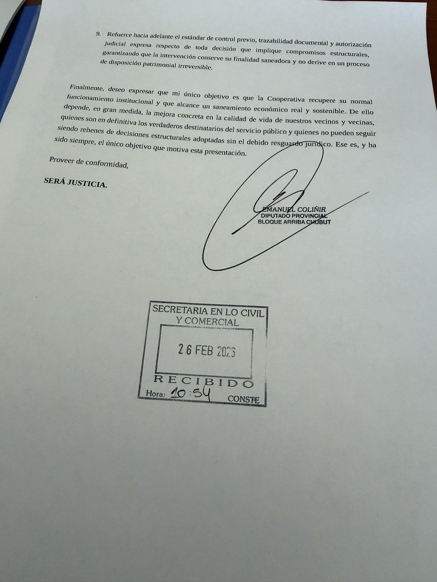 ColinirEma's tweet photo. Presenté ante al juzgado Federal, un escrito dirigido al Juez Sastre, con una serie de objeciones/observaciones al accionar de la Intervención.

Copio primer apartado; y comparto foto con petitorio.

[Que, habiendo tenido acceso al expediente judicial, y a las actuaciones vinculadas a la intervención judicial de la Cooperativa Eléctrica de la ciudad de Trelew, incluidos los informes bimestrales, la documentación incorporada, los dictámenes y las resoluciones dictadas por V.S., del examen integral de dicha documentación no surge, hasta el momento, constancia suficiente, sistematizada y verificable que permita acreditar la existencia de autorizaciones judiciales previas, expresas y fundadas respecto de los principales actos de administración y disposición extraordinaria llevados adelante durante la intervención.]
1-Acuerdo impagable con Cammesa.
2-cesión de recaudación en garantía.
3-emisiones de 6 cheques y pagarés.
4-venta de acciones de hidroeléctrica USD 132.000.
5-Desistimiento de acciones judiciales.
