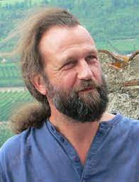 ⁓♦⁓

—■— JEAN-YVES LELOUP ―

L'homme Naît Vieux,
Il Mettra Longtemps À Devenir Jeune.

Je N'ai Jamais Été Aussi Vieux
Que Dans Ma Jeunesse.

Il M'est Facile De Croire,
Qu'on Porte En Soi 
Des Étoiles Mortes,

Il Suffit De Creuser Un Peu
Dans Les Couches
Encore Si Mal